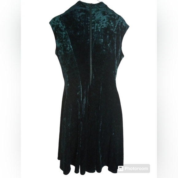 Gabby Skye Emerald Green Velvet Keyhole Choker Neck Skater Dress Size 8 - Picture 3 of 7